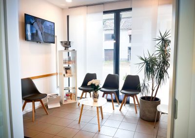 Heller und barrierefreier Wartebereich mit Sitzgelegenheiten im Wundzentrum Bostalsee