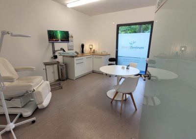 Modern ausgestattetes Behandlungszimmer mit Liege und Hygienematerial im Wundzentrum Bostalsee